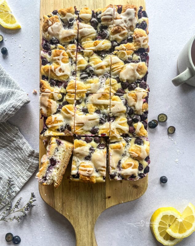 how to slice blueberry lemon crumb bars