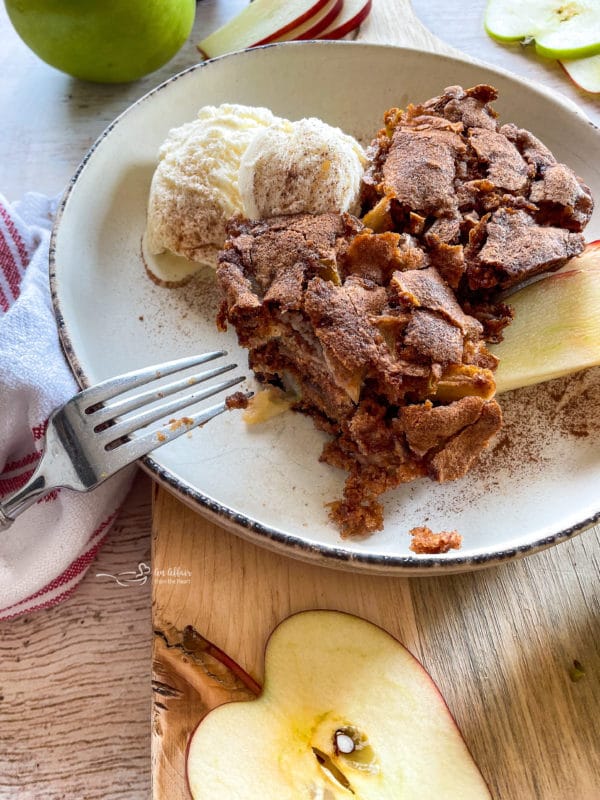 apple cake with ice cream