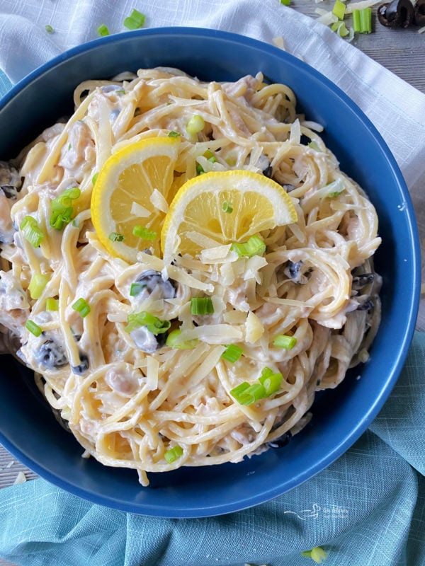 top view of spaghetti with tuna and lemon