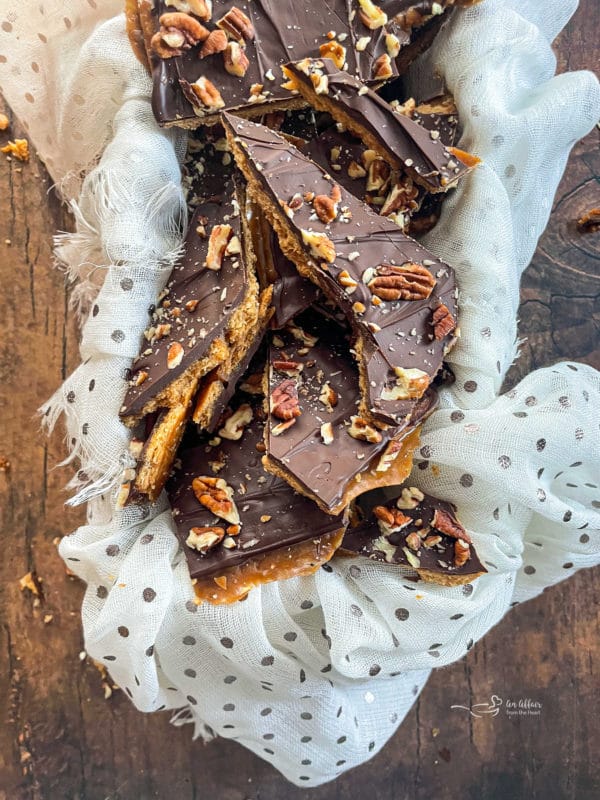 broken up pieces of pecan chocolate bark with pecans 