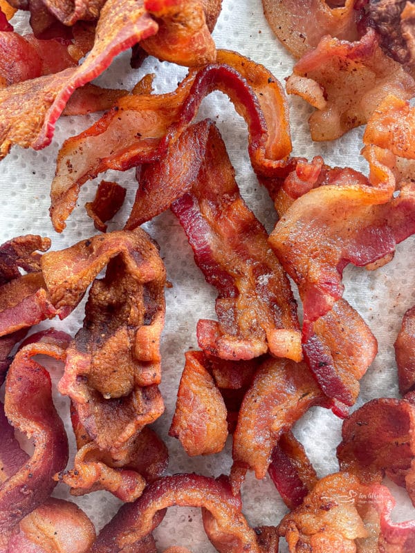 Crisp bacon on paper towel