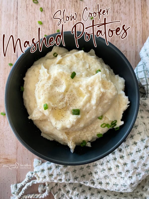 Mashed potatoes in black bowl with chives
