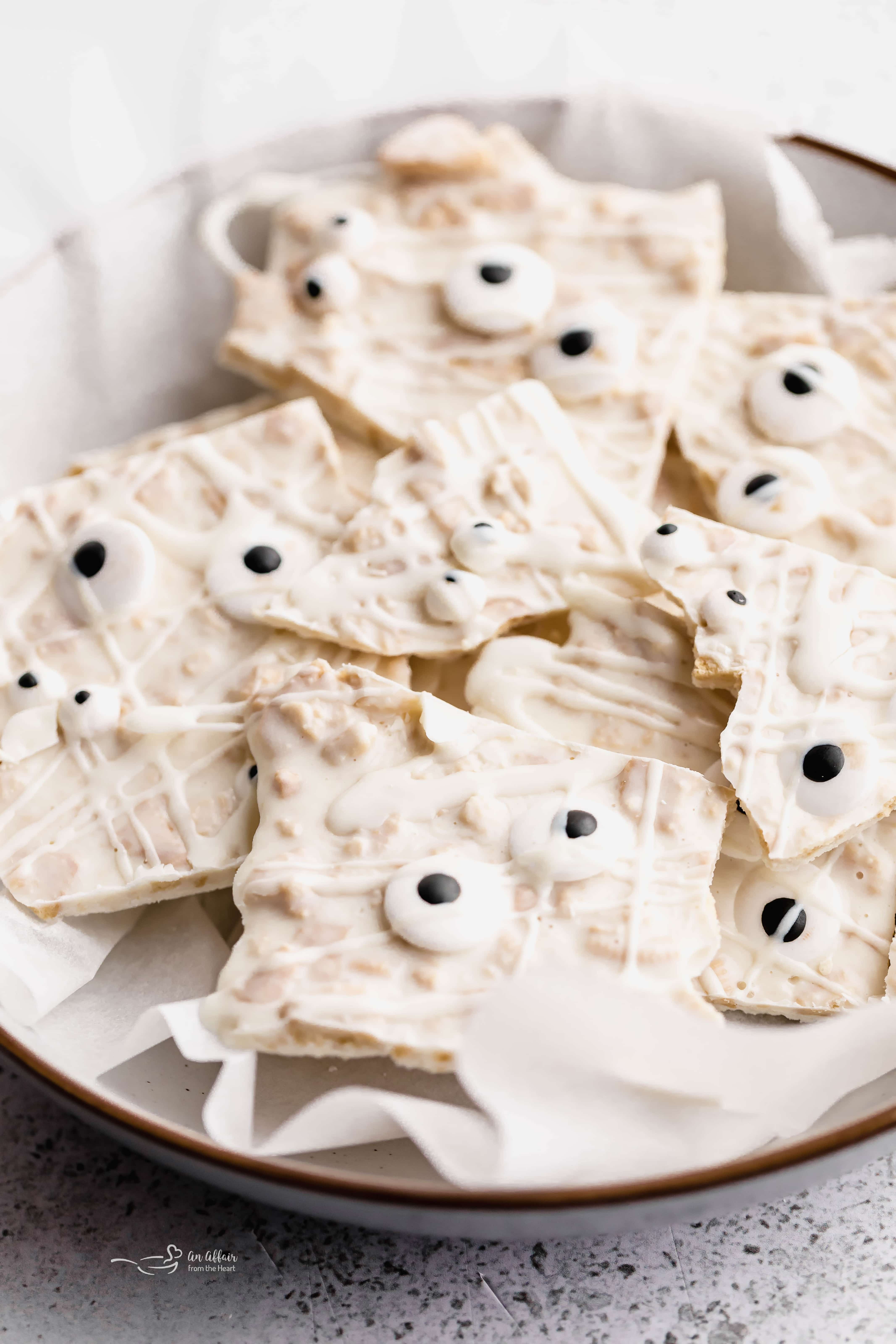 Hauntingly Simple Oreo Mummy Bark 22 close up of mummy bark